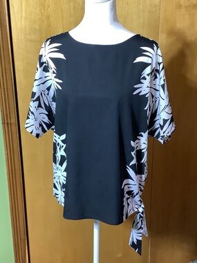 Chico’s black and white graphic popover top with side tie, size M (Chico’s 1)